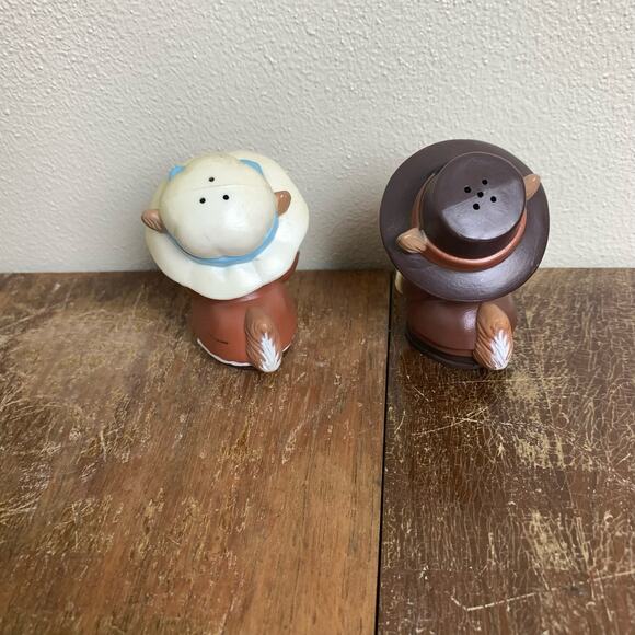 Vintage Plastic Thanksgiving Pilgrim Squirrels Chipmunk Salt and Pepper Shakers - Picture 3 of 6